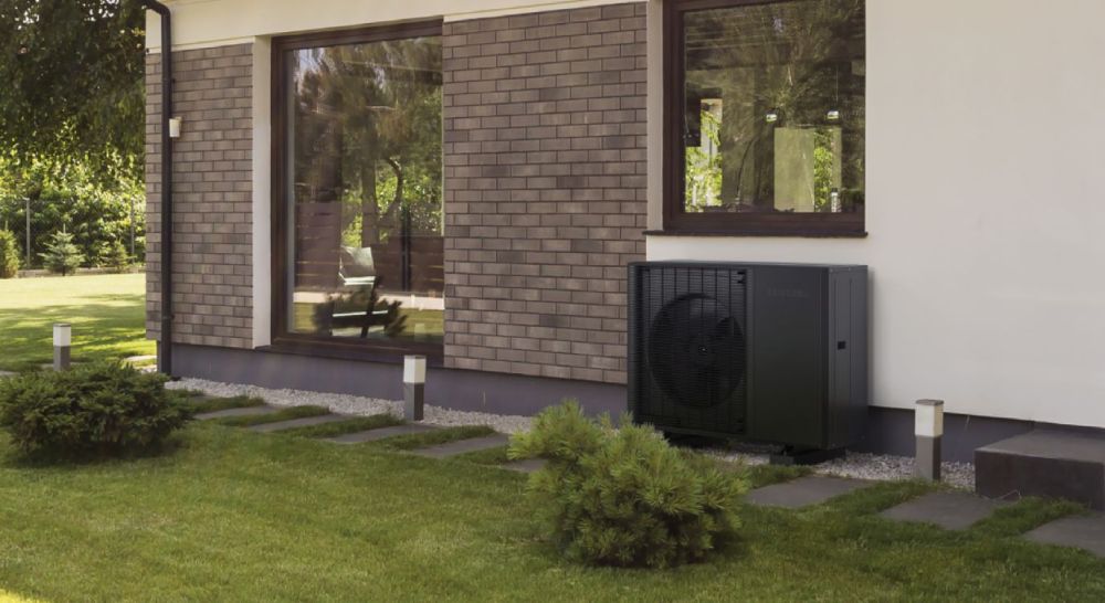 Moderne Wärmepumpe im Außenbereich
